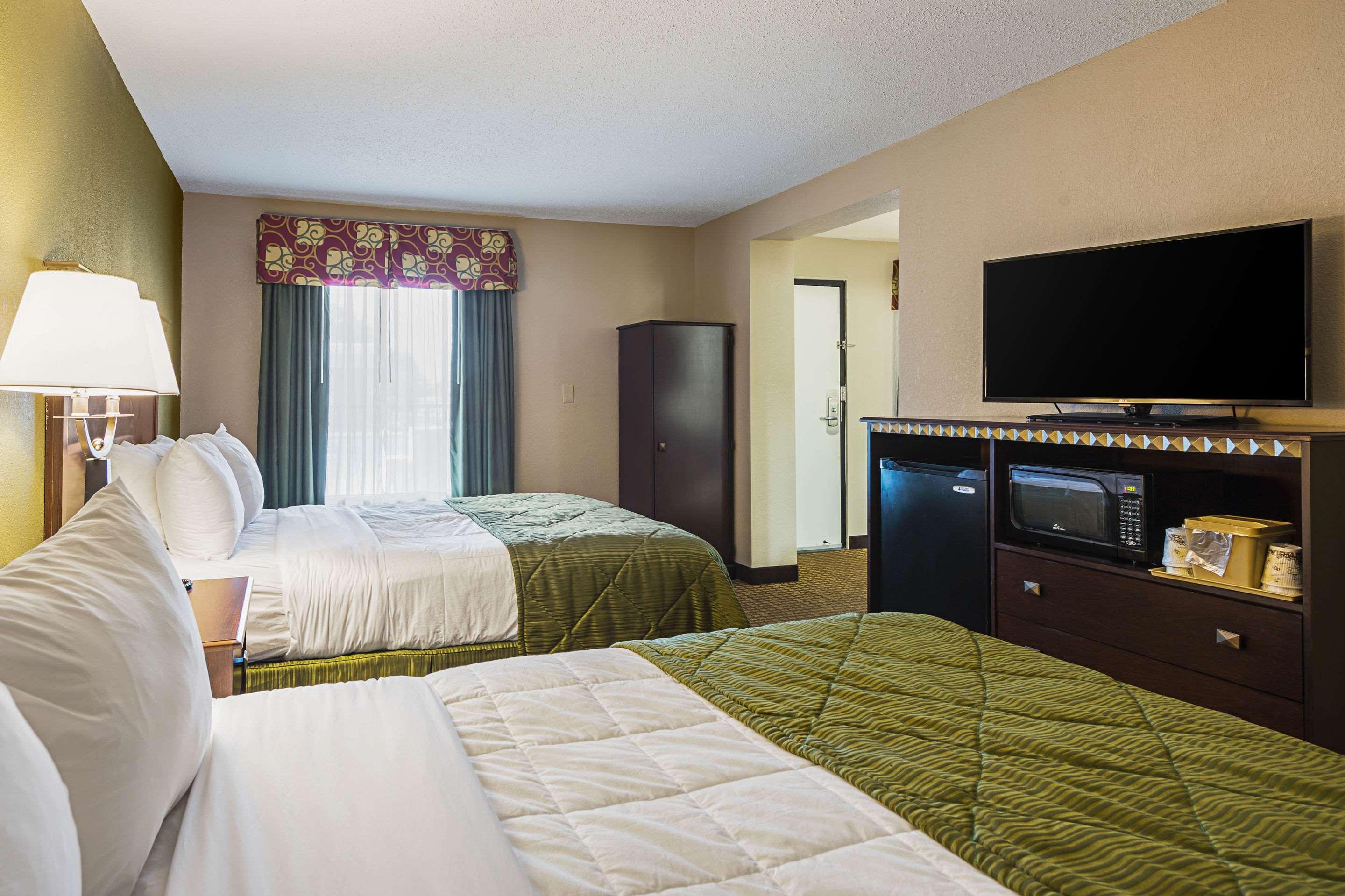 Hotel Quality & - Haywood Mall 2*