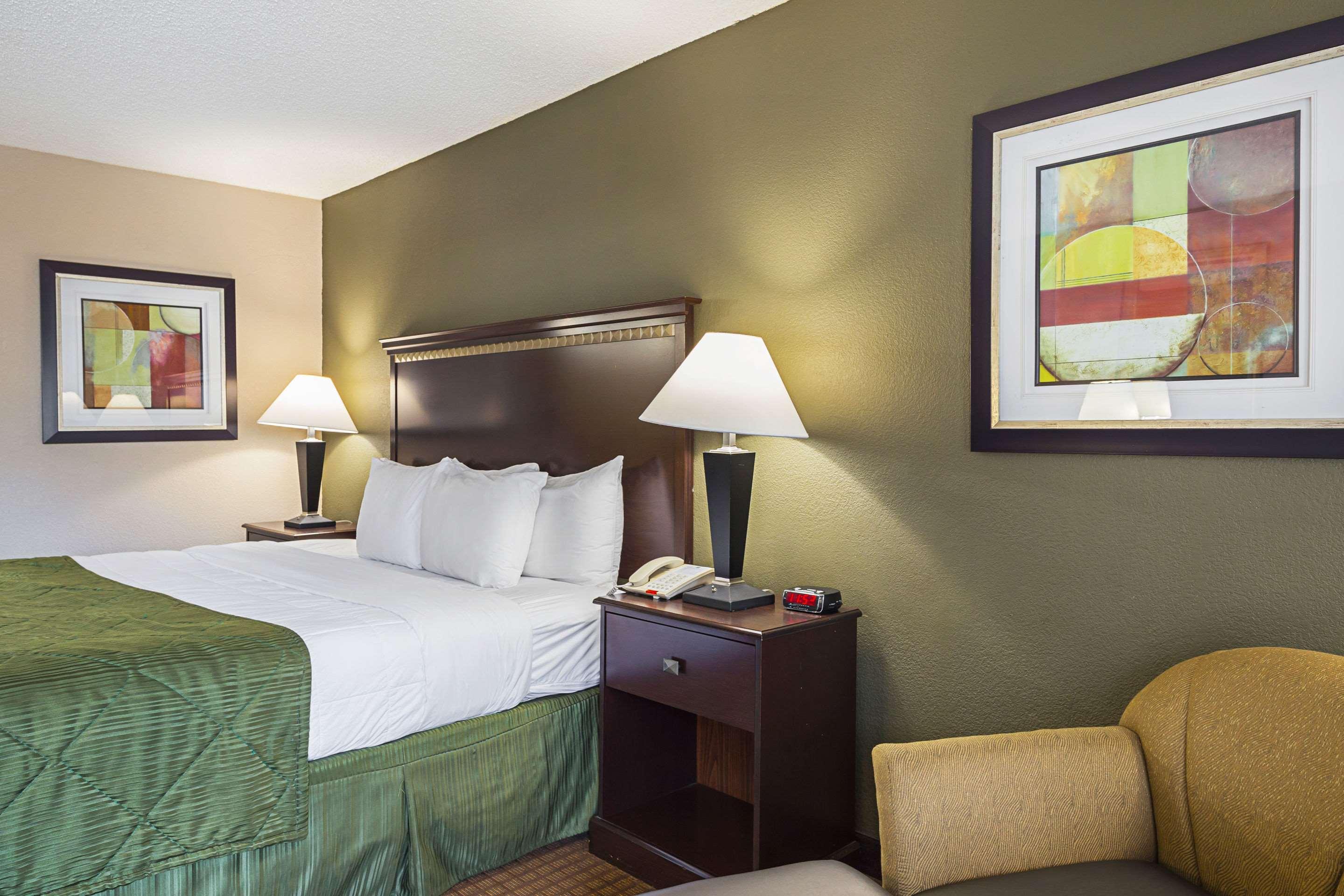 Hotel Quality & - Haywood Mall 2*