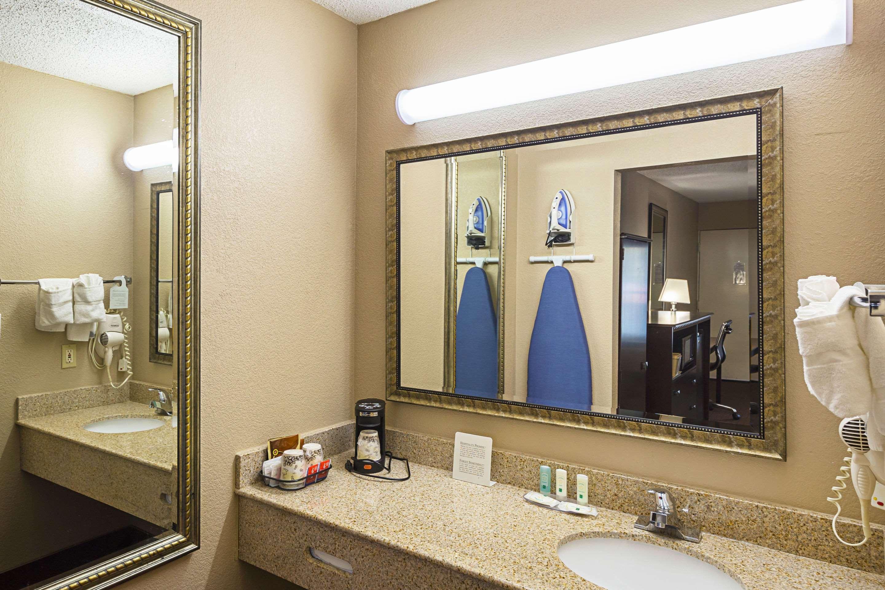 Hotel Quality & - Haywood Mall Greenville