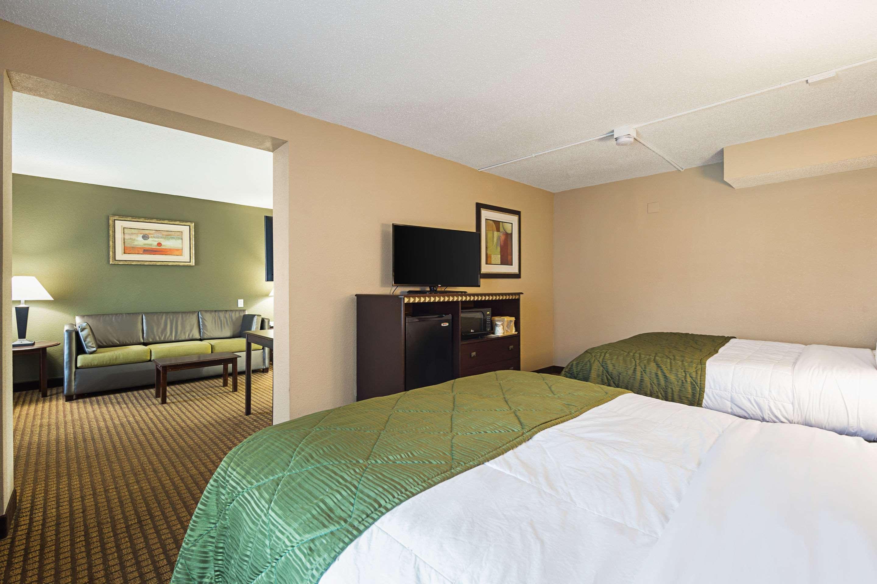 Hotel Quality & - Haywood Mall 2*