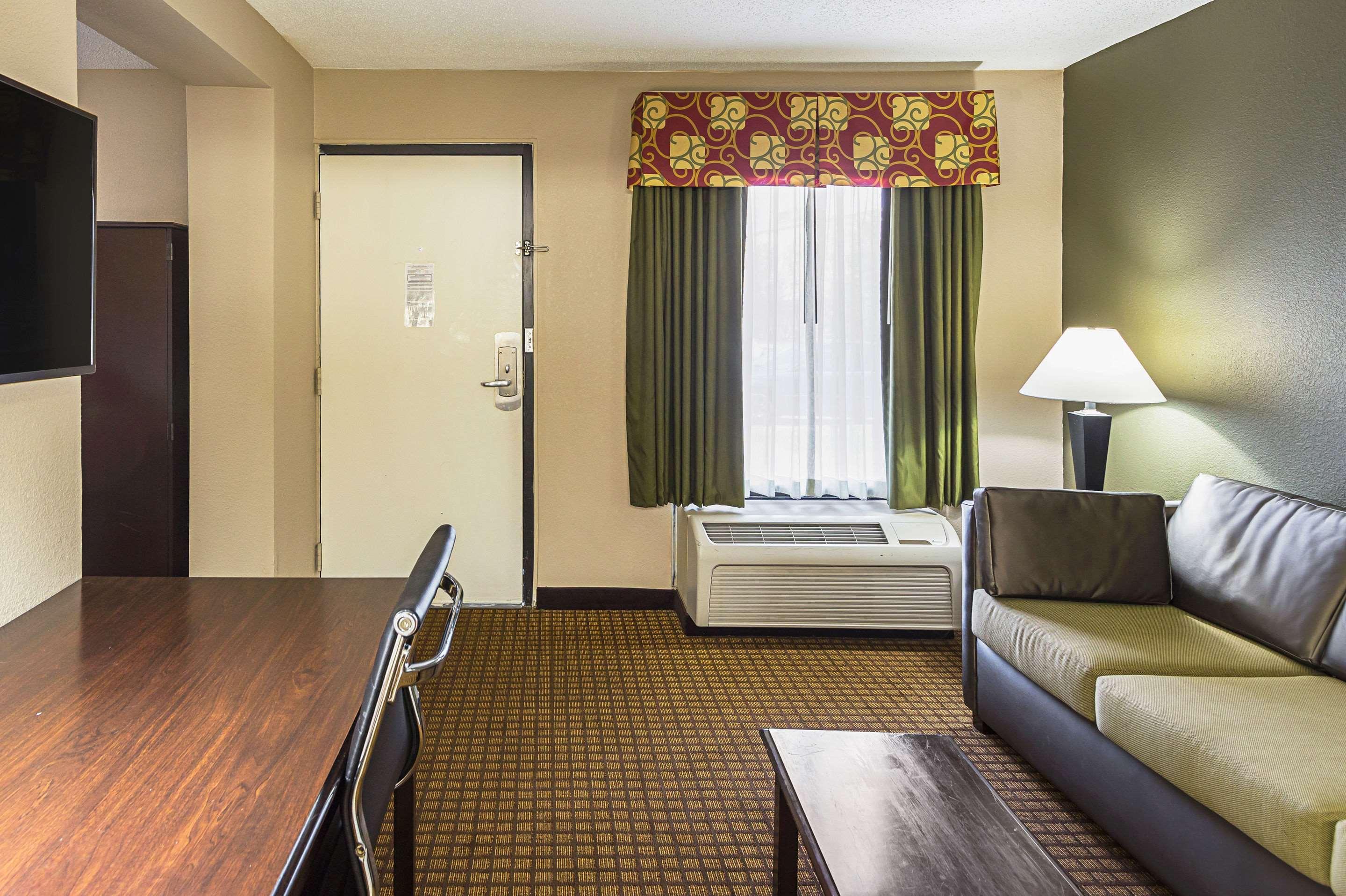 Quality & - Haywood Mall Hotel 2*