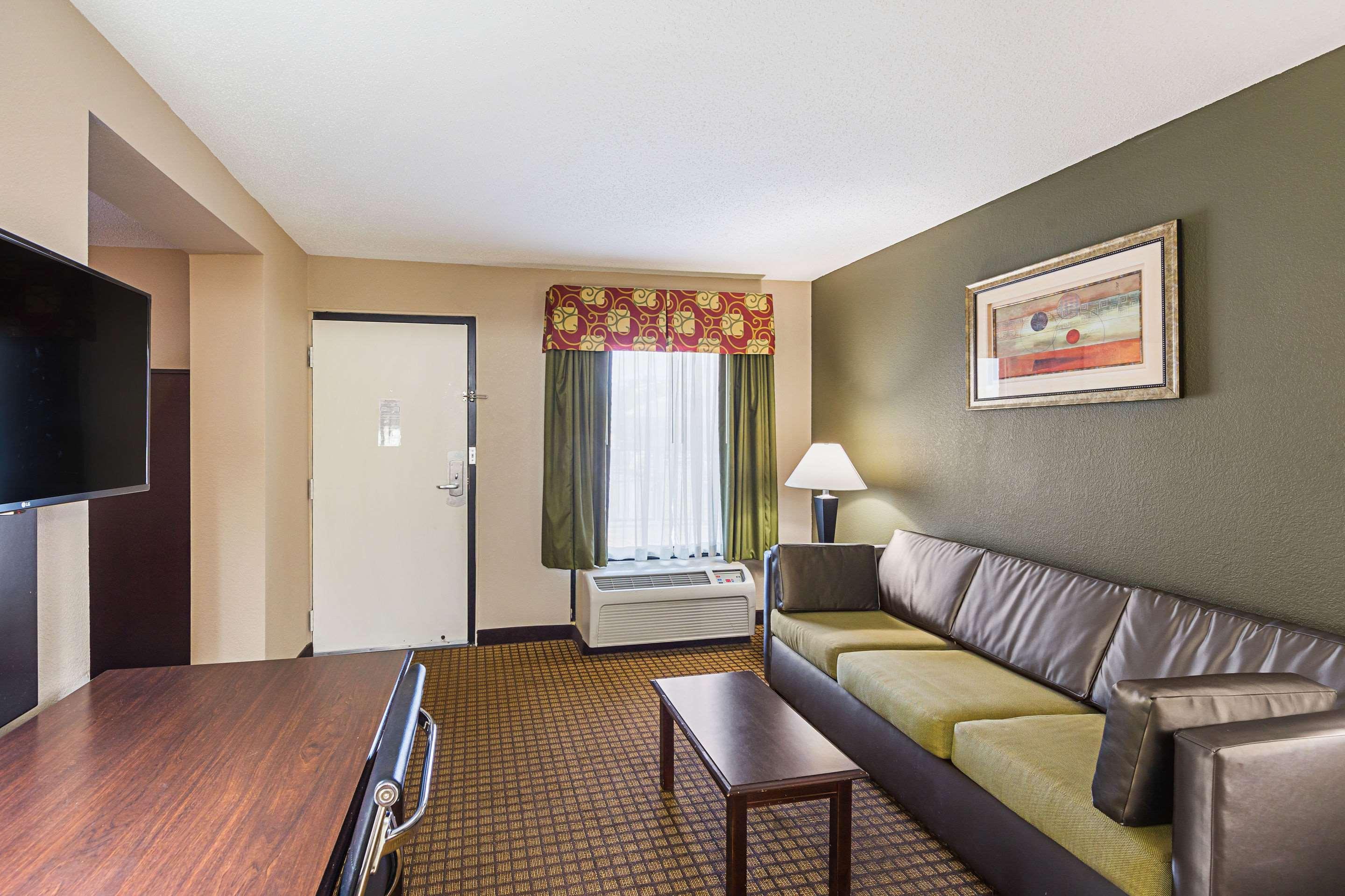 Quality & - Haywood Mall Hotel 2*