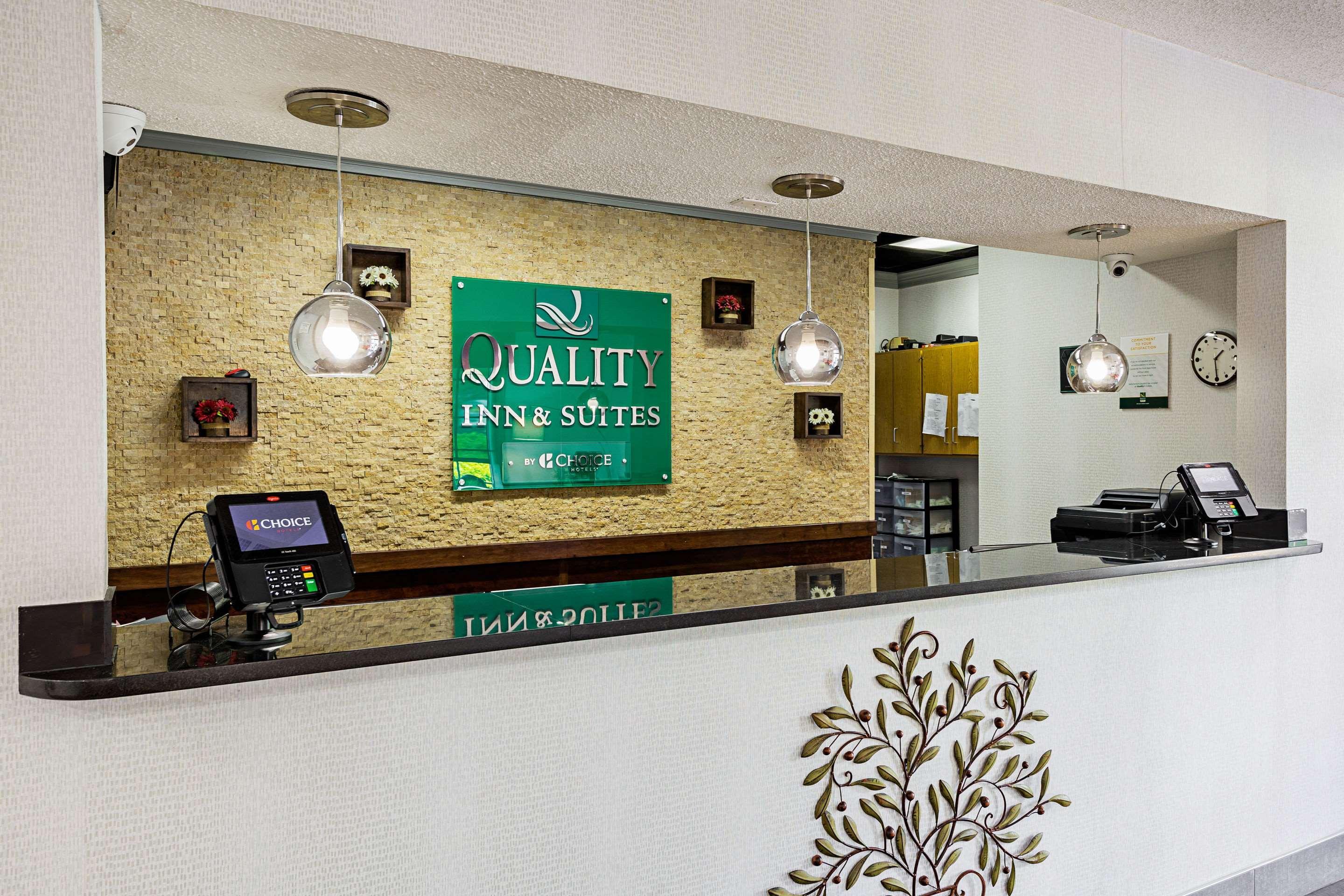 Hotel Quality & - Haywood Mall 2*