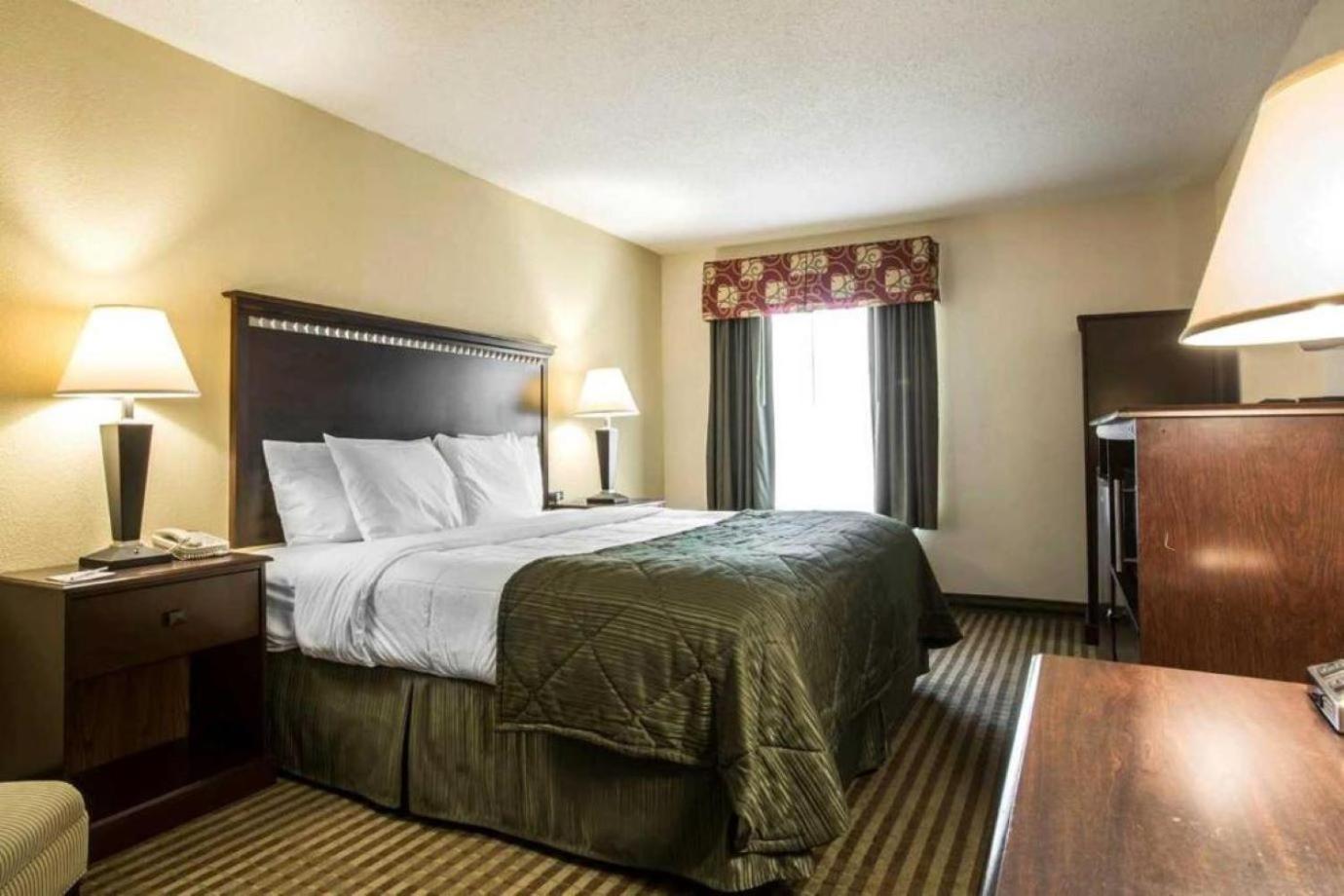 Hotel Quality & - Haywood Mall 2*