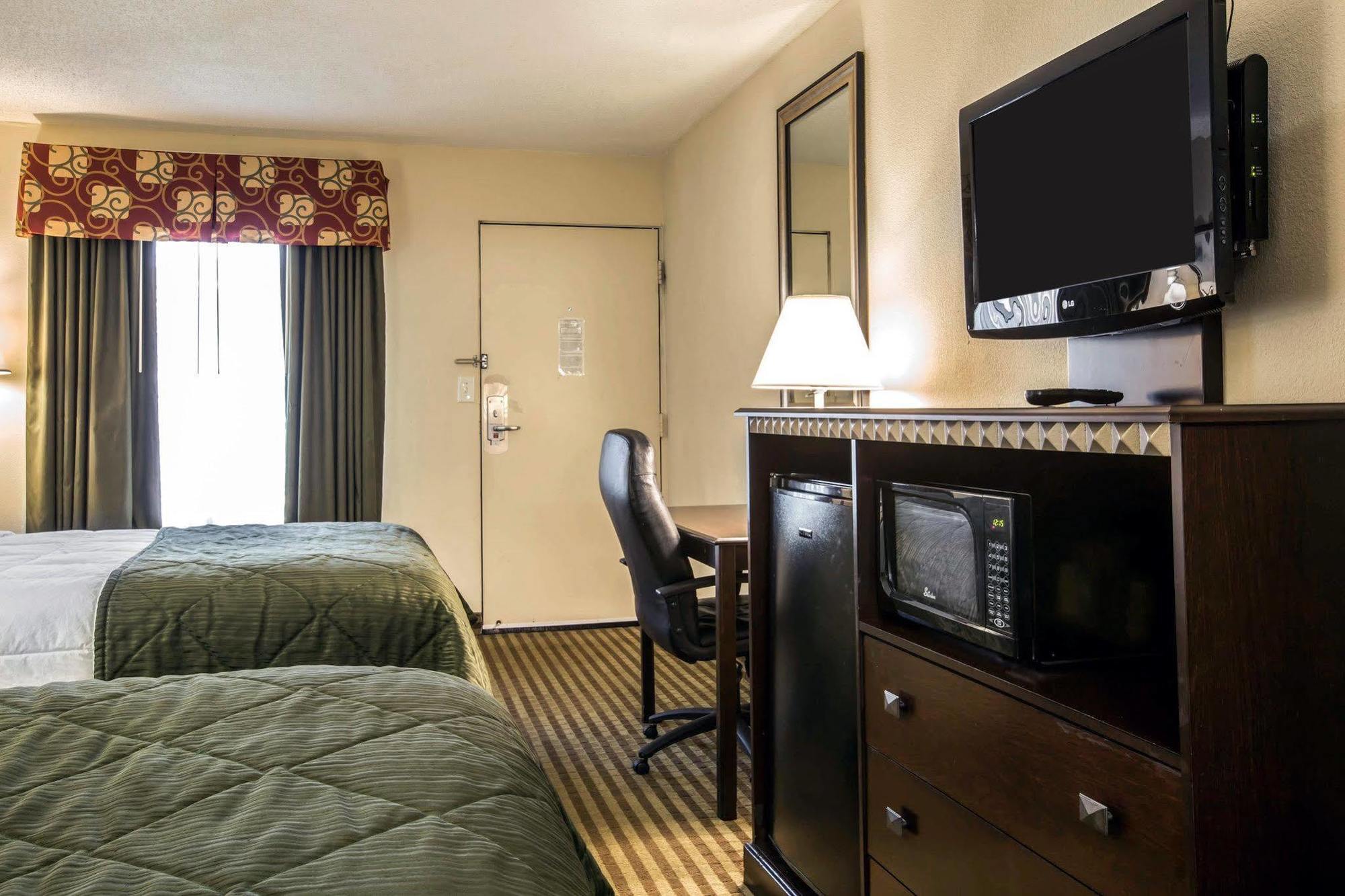 Quality & - Haywood Mall Hotel 2*